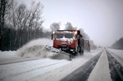 На свердловские дороги из-за снегопада выводят дополнительную спецтехнику