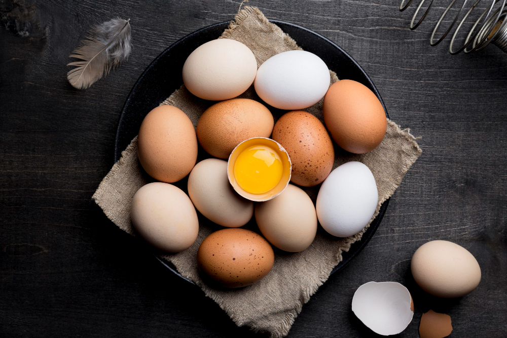 Сырые яйца не так безопасны для употребления, как термически обработанные. Фото